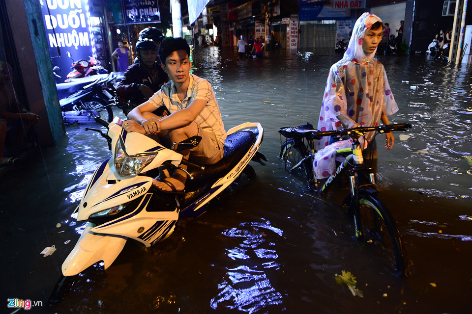 Người Sài Gòn lội nước ngập ngang bụng, ngã sấp mặt giữa đêm